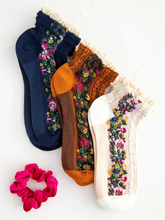 Load image into Gallery viewer, Blossom Border Socks in Navy
